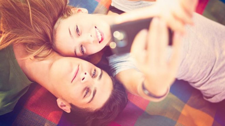 Señales de que tu amigo se está pillando por ti