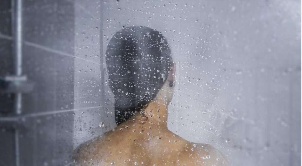 El motivo por el que una ducha caliente te hace sentir bien 33 El agua caliente funciona como un masajeador