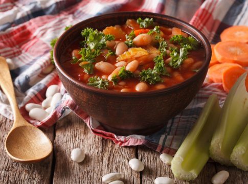 Sopa de alubias griega: el plato de cuchara que te hará entrar en calor Sopa de alubias griega: el plato de cuchara que te hará entrar en calor