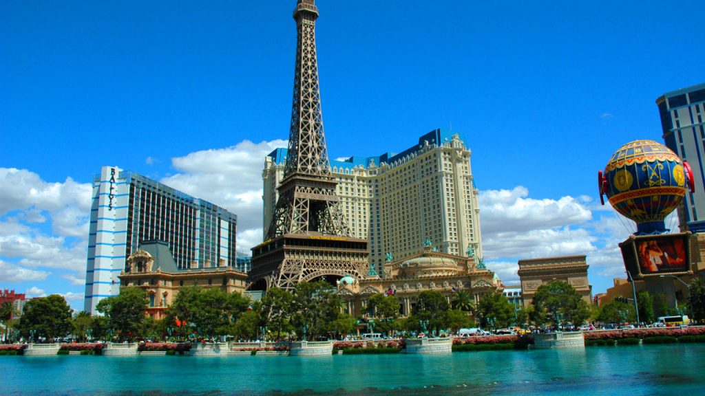 20 años de Wikipedia: Estos son los artículos más curiosos de toda la enciclopedia 4 La torre Eiffel de Las Vegas.