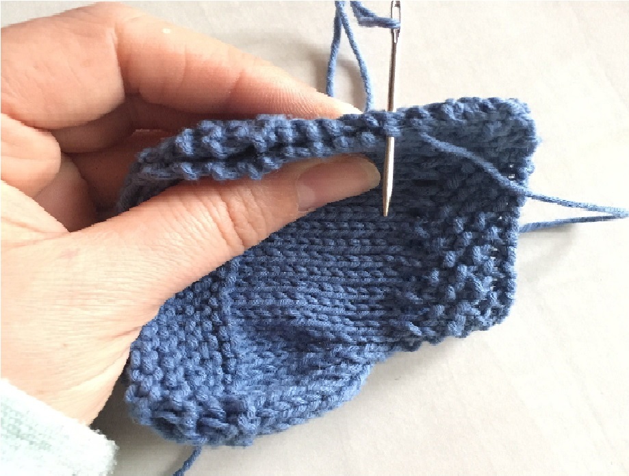 Cómo hacer unos patucos de bebé 5 Teje la parte trasera de los patucos de bebé