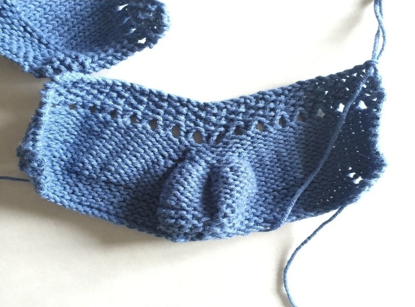 Cómo hacer unos patucos de bebé 3 Teje las puntas de los patucos de bebé