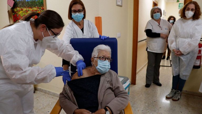 Un juez de Sevilla autoriza vacunar a una anciana de una residencia tras la negativa de su hijo