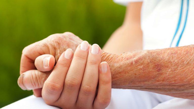 Una residencia de Xove comunica por error la muerte de una anciana a la familia equivocada