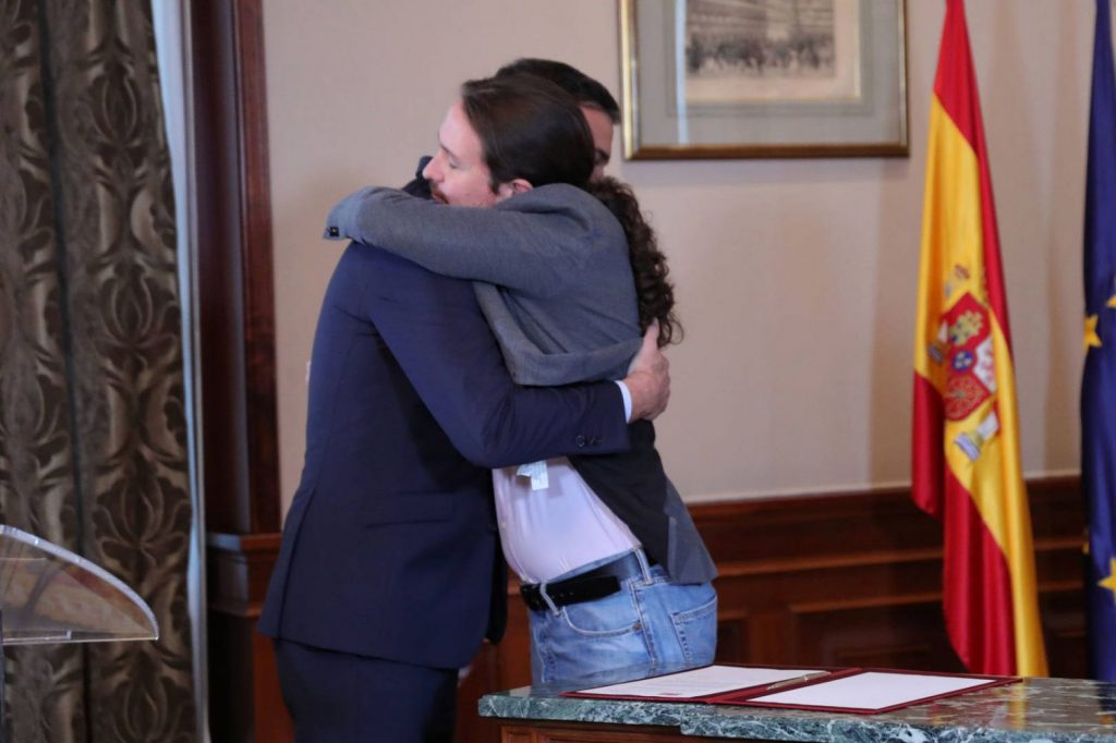 Este abrazo ya no parece tan cálido.