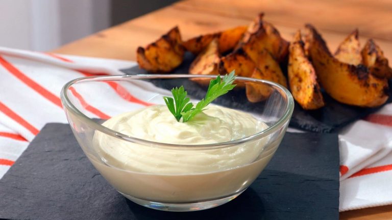 Cómo hacer un alioli de verdad con ajo y aceite