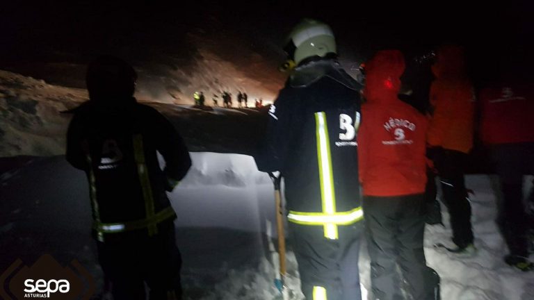 Ochenta efectivos buscan al operario que permanece desaparecido bajo el alud de San Isidro