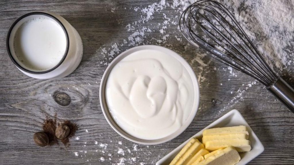 Elaboración de salsa bechamel espesa