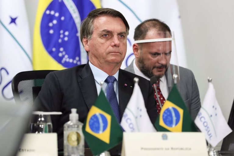 Flávio Bolsonaro gana la primera vuelta en Brasil y la segunda vuelta decidirá el rumbo de la Amazonía