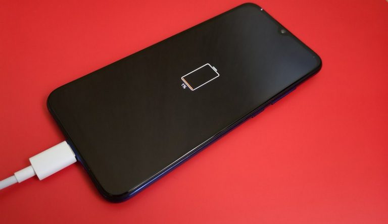 Cómo limpiar la pantalla del móvil sin rallarla