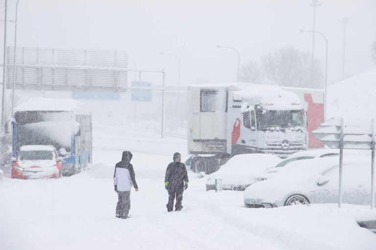 La nieve retiene a 1.474 camiones en la provincia de Zaragoza
