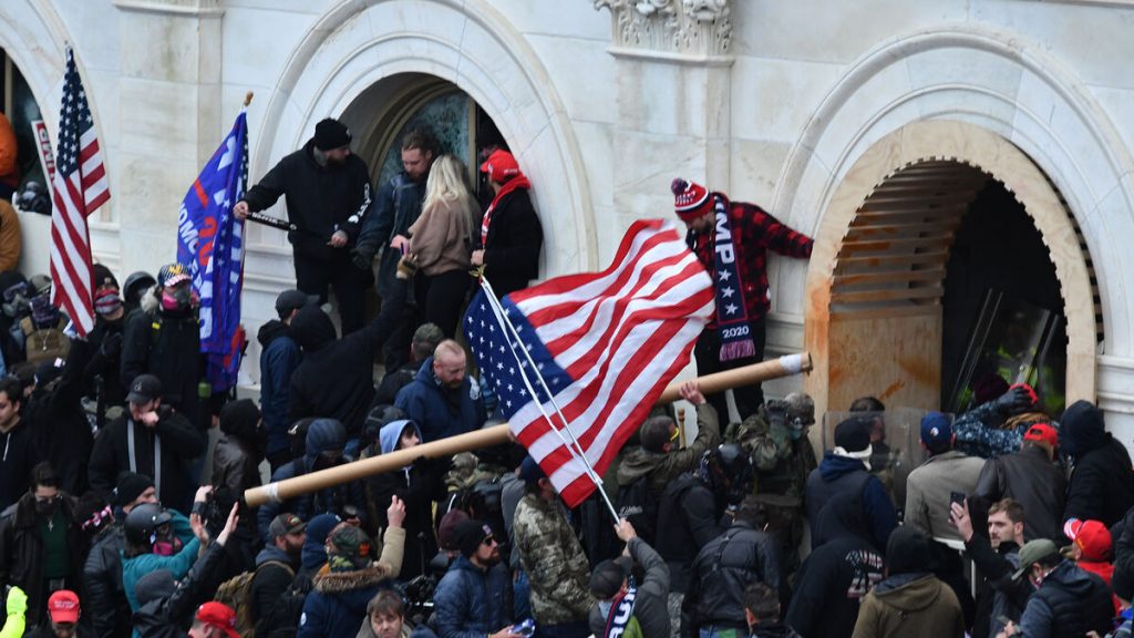Los seguidores de Trump asaltan el Capitolio para exigir que continúe su mandato 1 capitolio 1