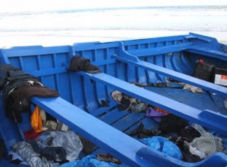 Un migrante fallecido y 4 graves por hipotermia en un cayuco llegado a El Hierro