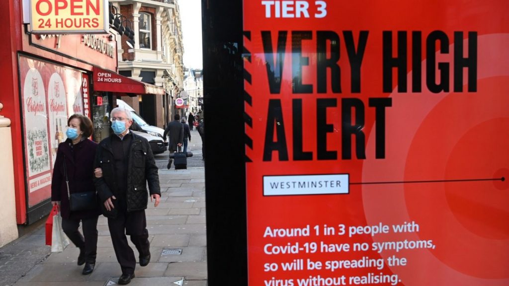 Por qué las mascarillas de tela son tan peligrosas ante la Covid británica