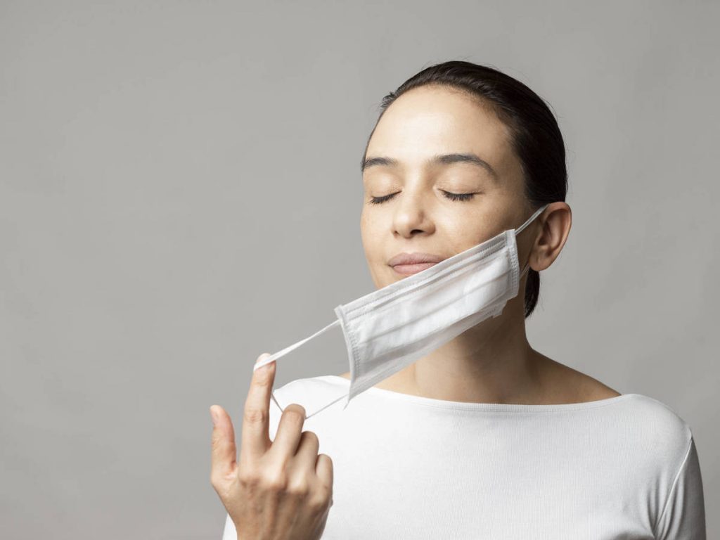 Siete fallos que aún cometes con tu mascarilla y te expone al Covid