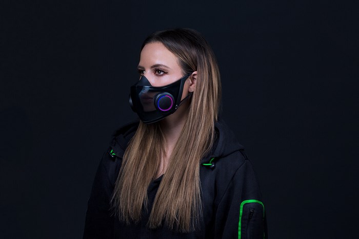 chica con mascarilla