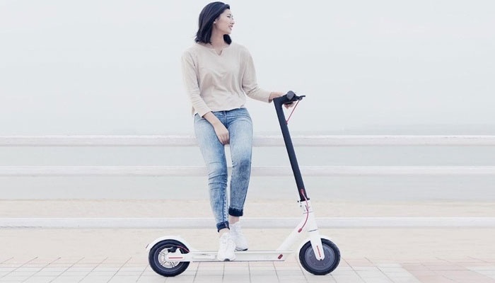 chica con patinete electrico (2)