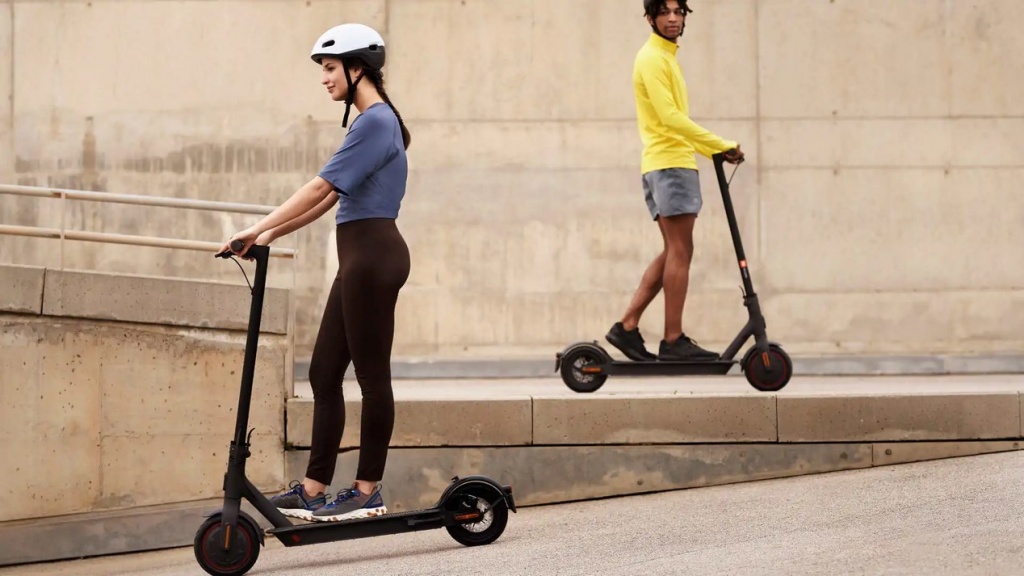 chica con patinete electrico