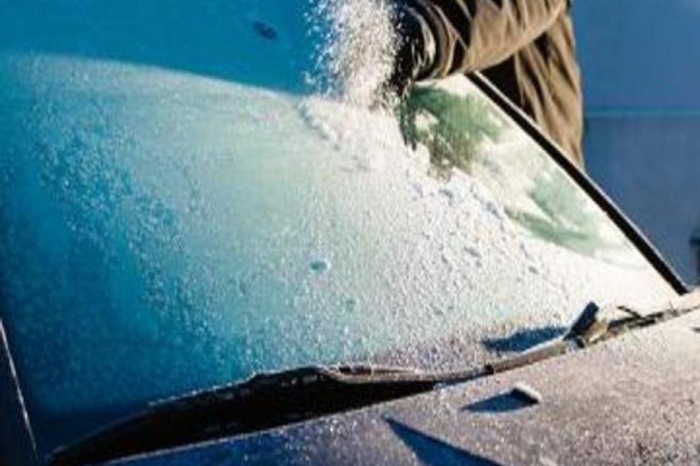 Cómo evitar que el parabrisas del coche se empañe o congele del frío