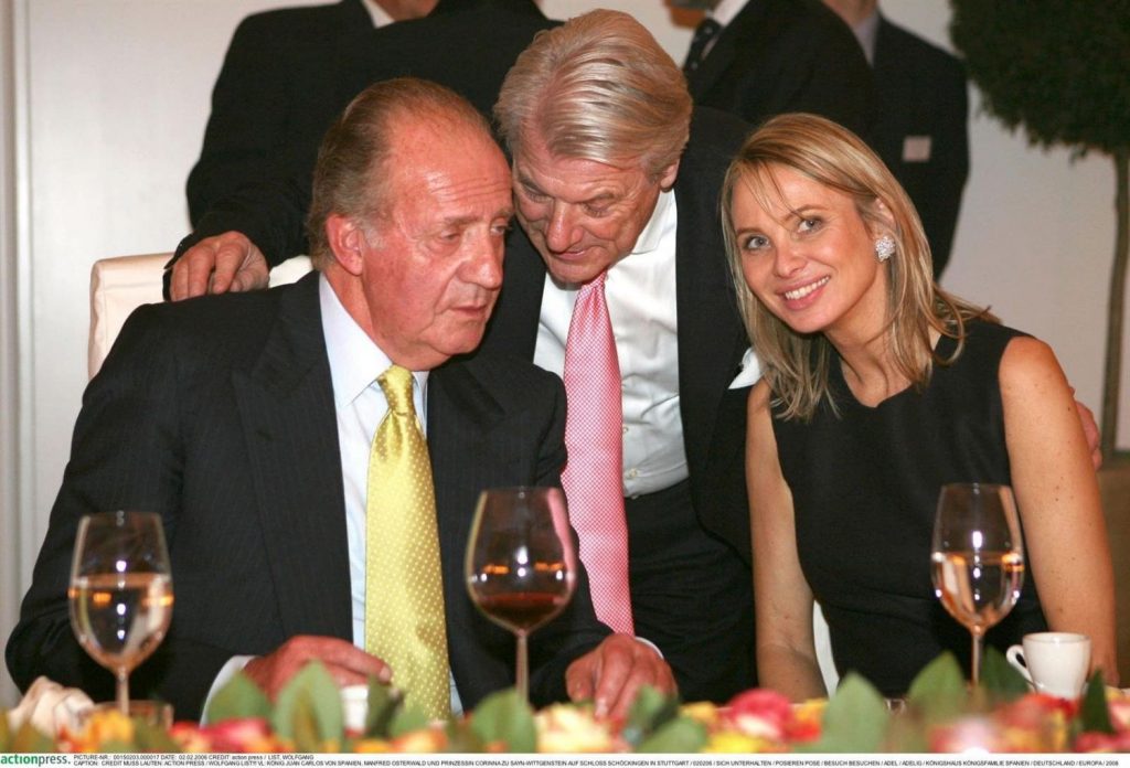 Corinna, junto a Juan Carlos I en una comida de negocios.