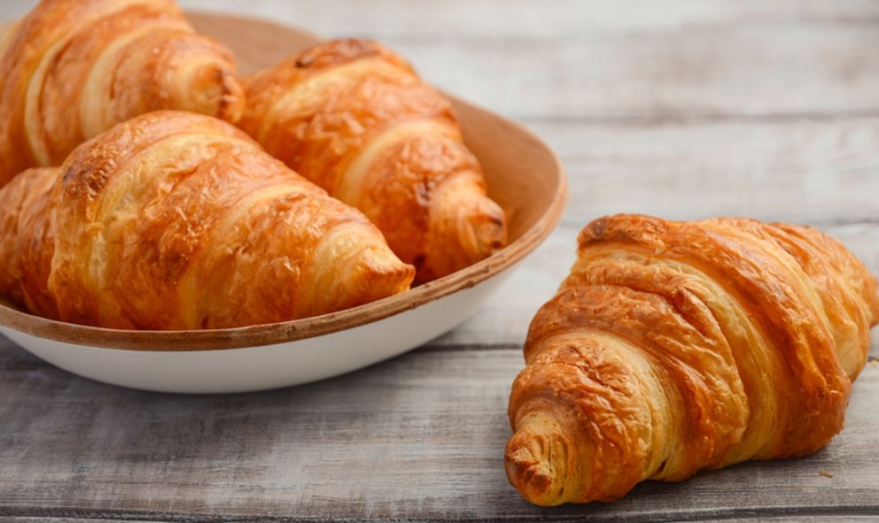 Una dulce tentación: así se hacen unos cruasanes con hojaldre y mantequilla