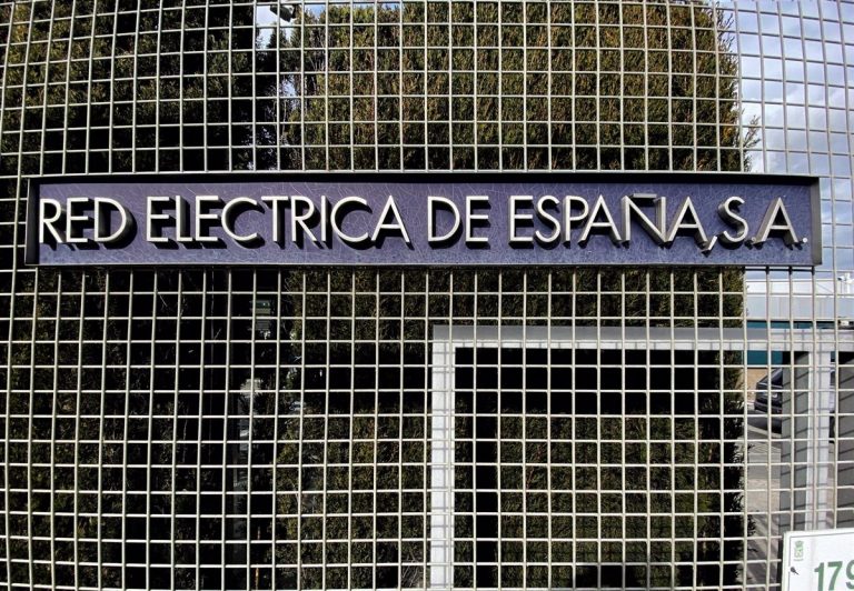 El déficit del sistema eléctrico desciende un 31,1% en un año