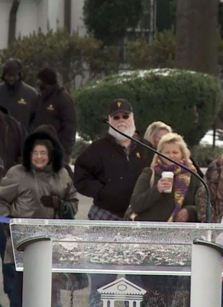 Muchos creyeron que Elvis Presley era ese señor de gorra.