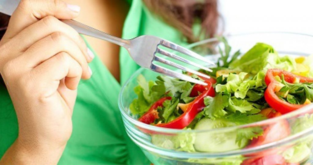 Ya has visto: en la dieta abunda el contenido poco calórico, como esta ensalada.