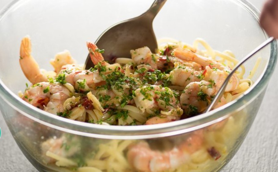 Cómo hacer una ensalada de pasta con gambas 34 Presentación final de la ensalada marinera