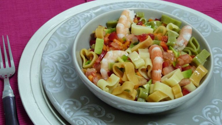 Cómo hacer una ensalada de pasta con gambas