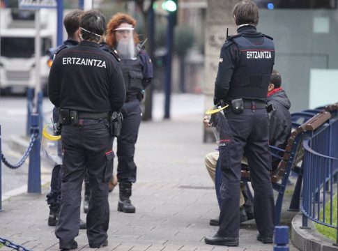 Confinados 4 ertzainas tras ser escupidos por una paciente positiva fugada de un hospital Confinados 4 ertzainas tras ser escupidos por una paciente positiva fugada de un hospital