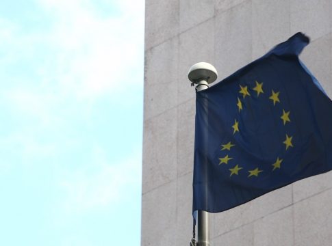 euro frontera Los 27 restringirán más los viajes no esenciales pero se comprometen a no cerrar fronteras