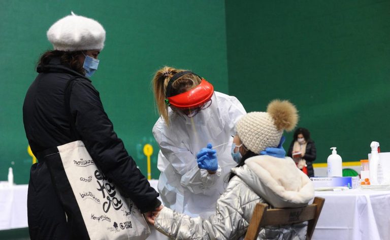 Euskadi suma 89 muertes por covid en una semana y detecta 1.104 contagios