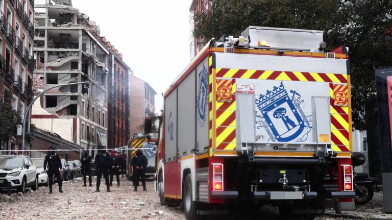 Aumentan a cuatro los fallecidos en la explosión de Madrid tras la muerte de un sacerdote