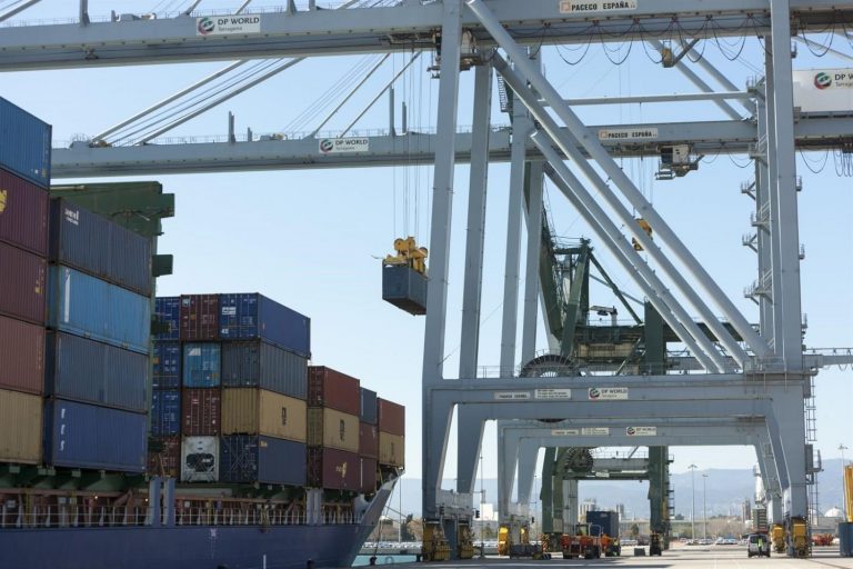 Los precios de exportaciones e importaciones moderan su descenso en noviembre