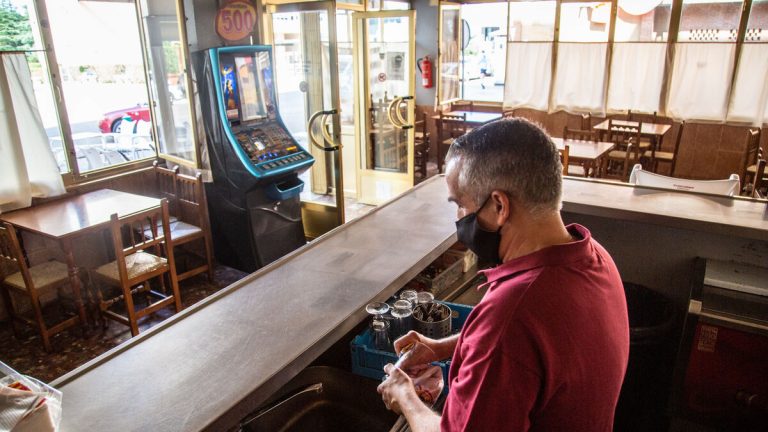 Extremadura cierra la hostelería y comercio en municipios con incidencia superior a 500 casos