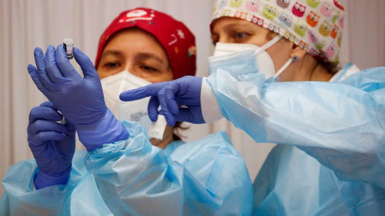 Una veintena de altas reduce los casos de Covid en residencias de Galicia