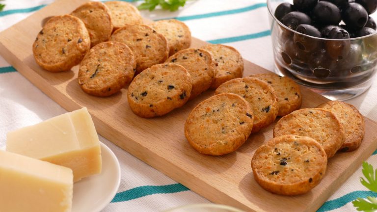 ¡Soberbias! Así se hacen unas galletas de queso saladas ideales para el picoteo