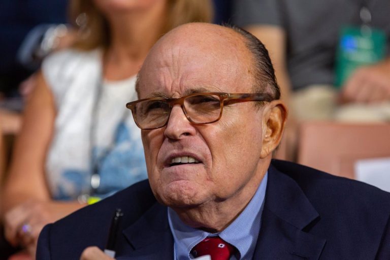 YouTube no monetizará a Giuliani por difundir teorías de fraude electoral en EEUU