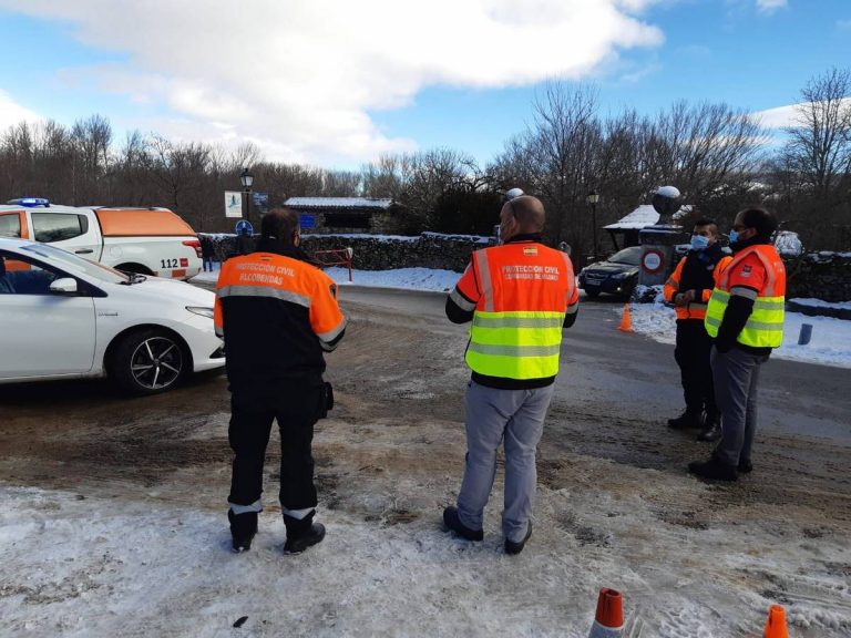 La Guardia Civil vuelve a cortar la carretera de acceso a Navacerrada