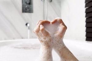 Ducha higiénica en baño pequeño: la alternativa al bidé que triunfa sin obra