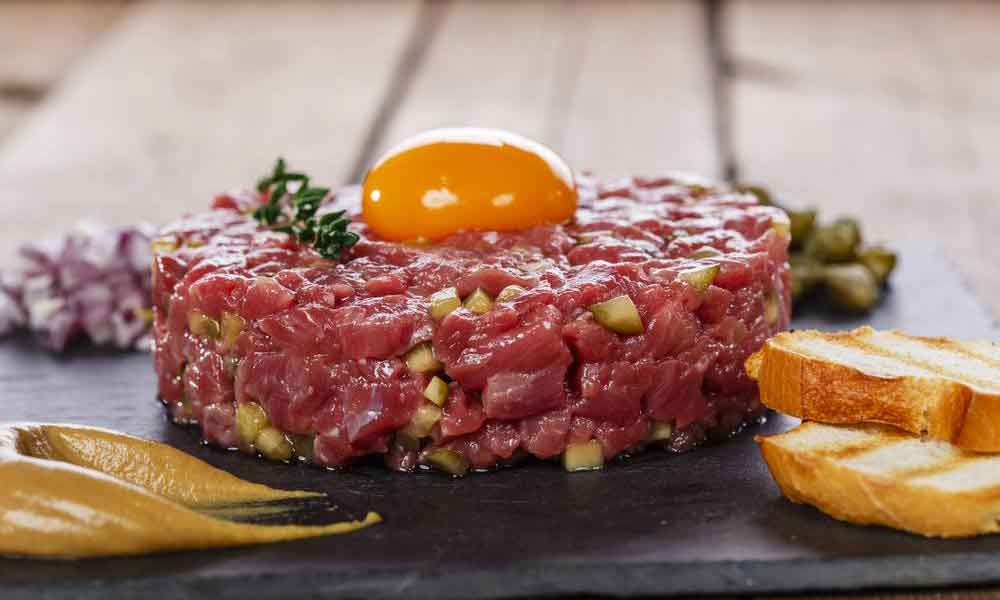 Cómo hacer un tartar de jamón ibérico y huevo 1 El origen del steak tartar