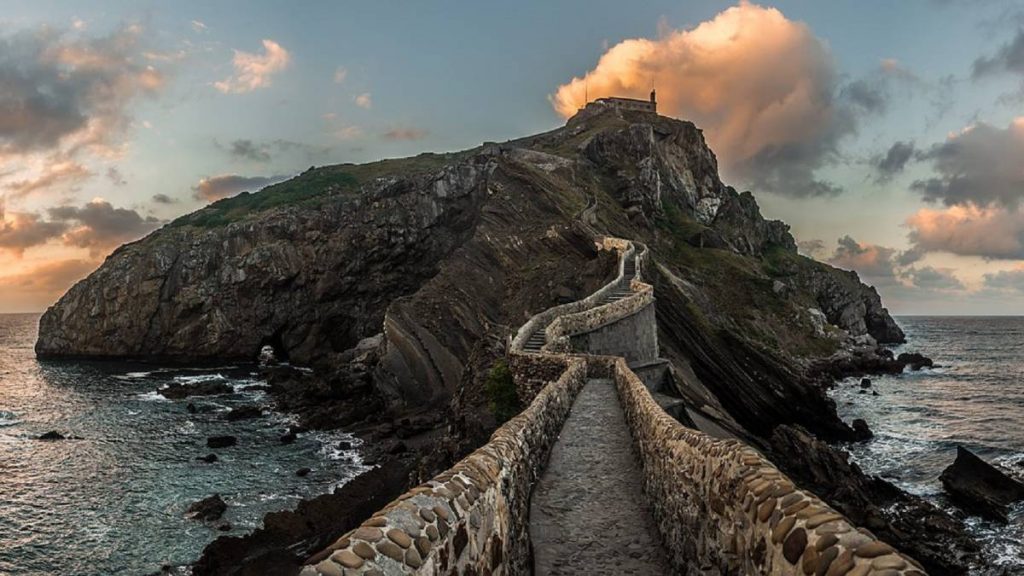 San Juan de Gaztelugatze se ha hecho famoso por 'Juego de Tronos'