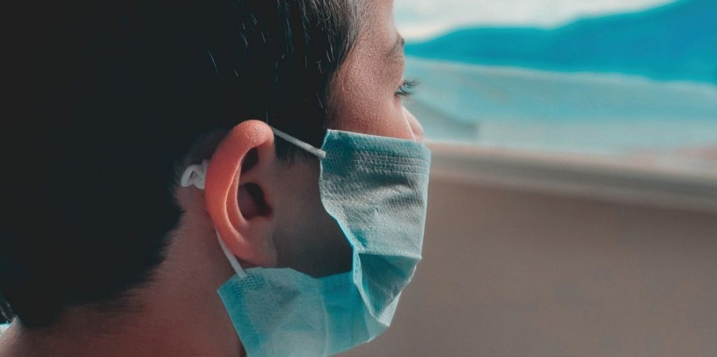 Siete fallos que aún cometes con tu mascarilla y te expone al Covid