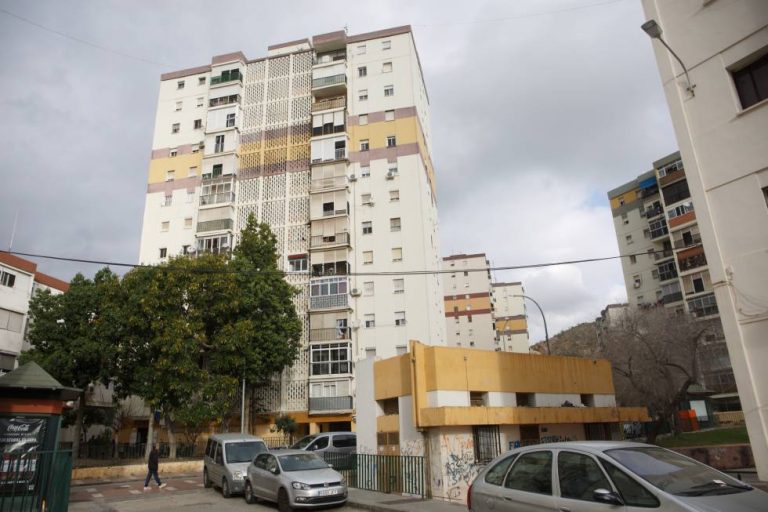 Una multitud agrede a un hombre que arrojó aguafuerte en la cara a una mujer en Málaga