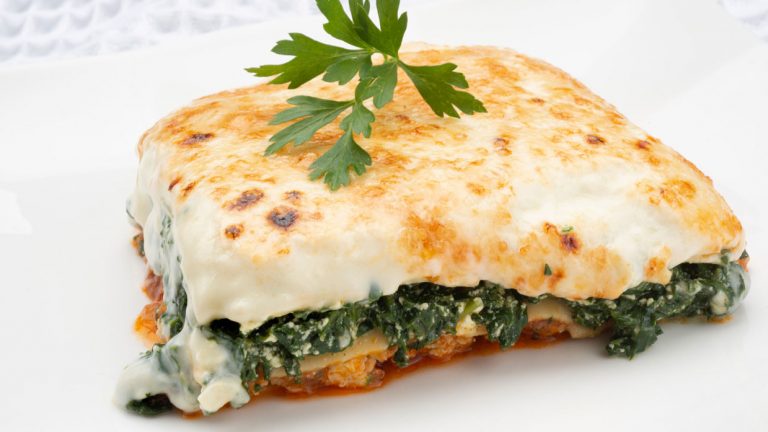 Cómo hacer una deliciosa lasaña de espinacas y pollo