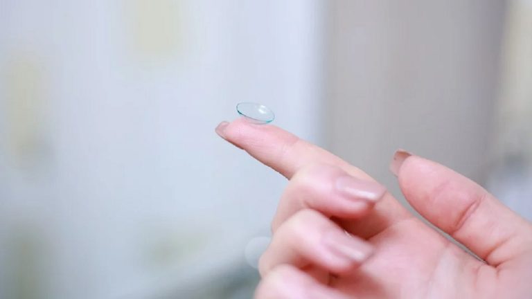 Diferencias entre gafas y lentillas en la vida cotidiana