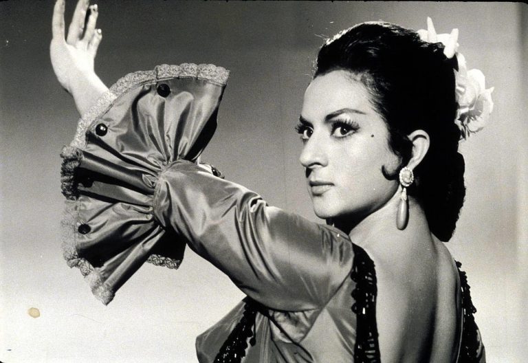 La 'resurrección' de Lola Flores y otros famosos que no dejan de 'vender' ni estando muertos