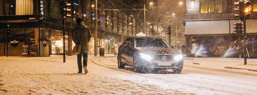 Con nieve e hielo hay que poner las luces siempre, de noche y de día.