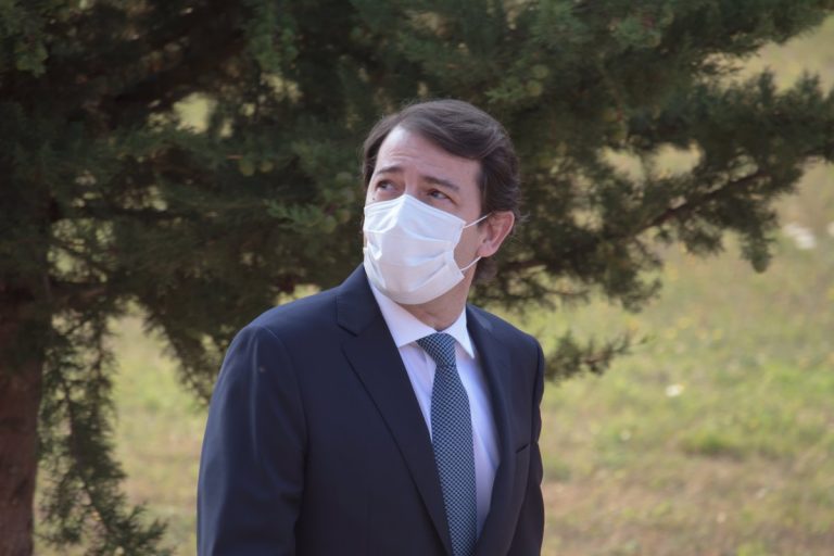 Mañueco convoca al comité de expertos para tomar medidas ante la tercera ola